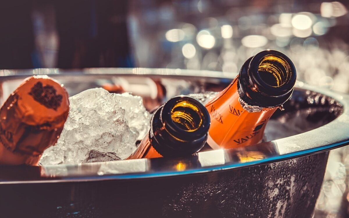 Zwei Flaschen Sekt und eine Flasche Champagner im Kühlbehälter Zwei Flaschen Sekt und eine Flasche Champagner im Kühlbehälter